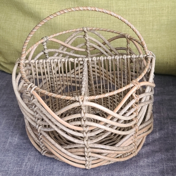 Rattan utensil holder - Picture 1 of 8